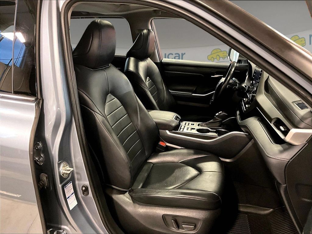 Used 2020 Toyota Highlander XLE AWD/4WD image 11