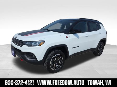 Used 2025 Jeep Compass Trailhawk AWD/4WD image 2