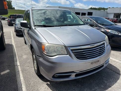 Used 2013 Chrysler Town & Country Touring FWD image 1