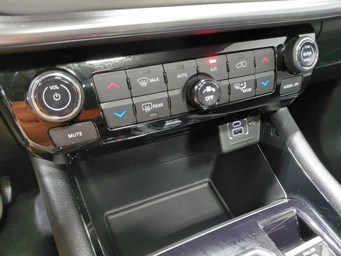 Used 2025 Jeep Compass Limited w/ Sun & Sound Group AWD/4WD image 33