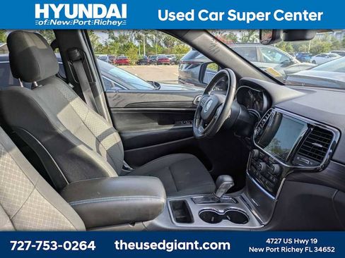 Used 2019 Jeep Grand Cherokee Laredo image 6