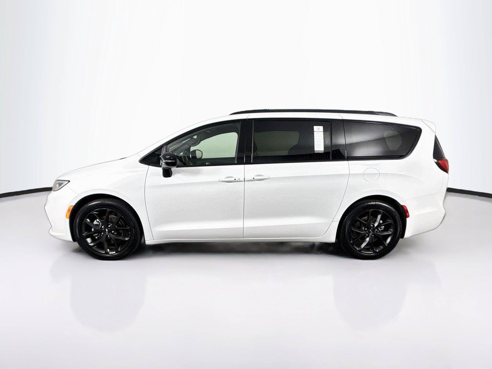 Used 2025 Chrysler Pacifica Limited FWD image 14