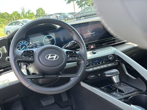 Used 2025 Hyundai Elantra Limited FWD image 13