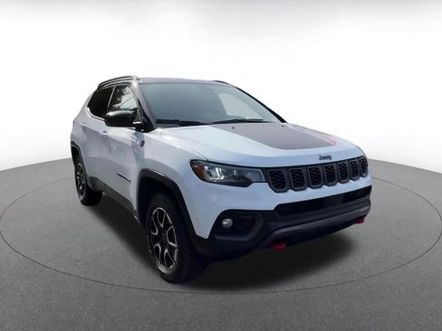 Used 2025 Jeep Compass Trailhawk image 3