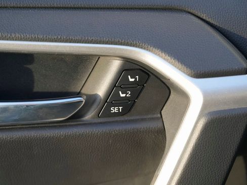 Used 2022 Toyota RAV4 XLE Premium image 21