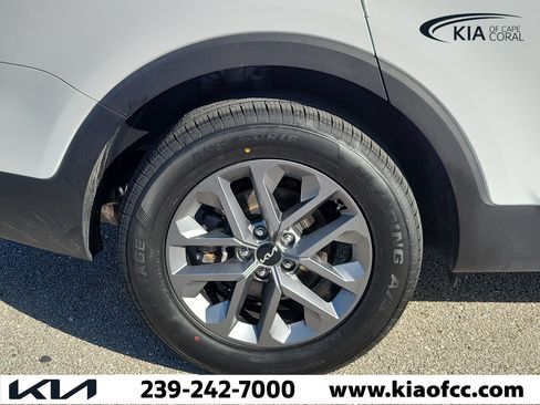 Certified 2024 Kia Telluride LX FWD image 9