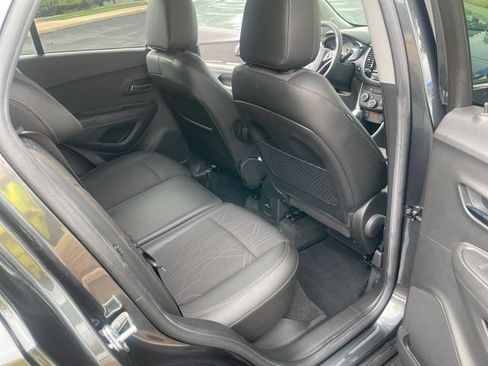 Used 2017 Chevrolet Trax LT w/ LT Convenience Package FWD image 16