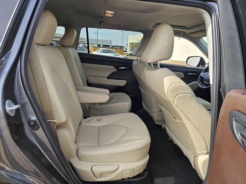 Used 2021 Toyota Highlander XLE image 29
