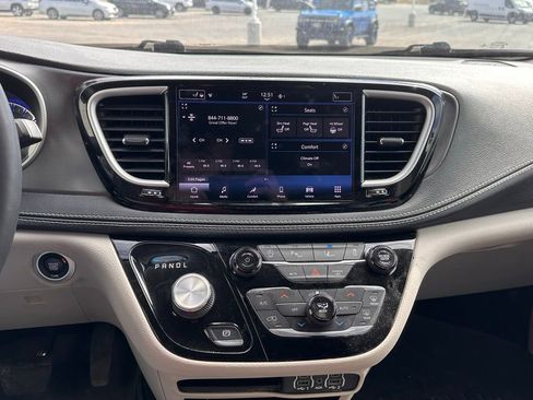Used 2023 Chrysler Pacifica Touring-L image 32