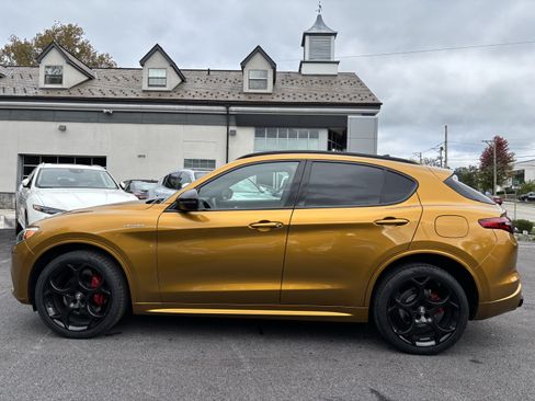 Used 2022 Alfa Romeo Stelvio Veloce AWD/4WD image 2