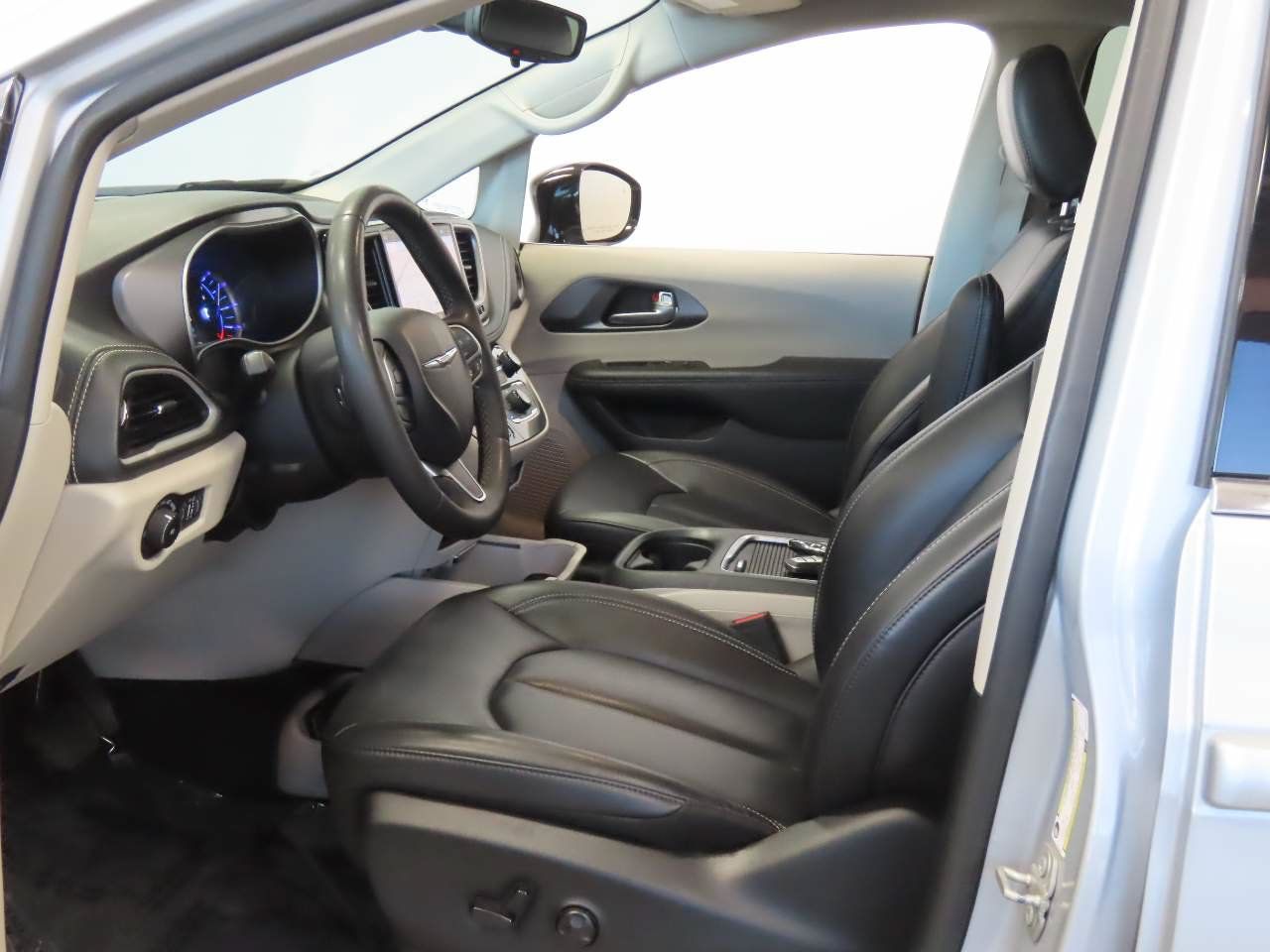 Used 2024 Chrysler Pacifica Limited FWD image 14