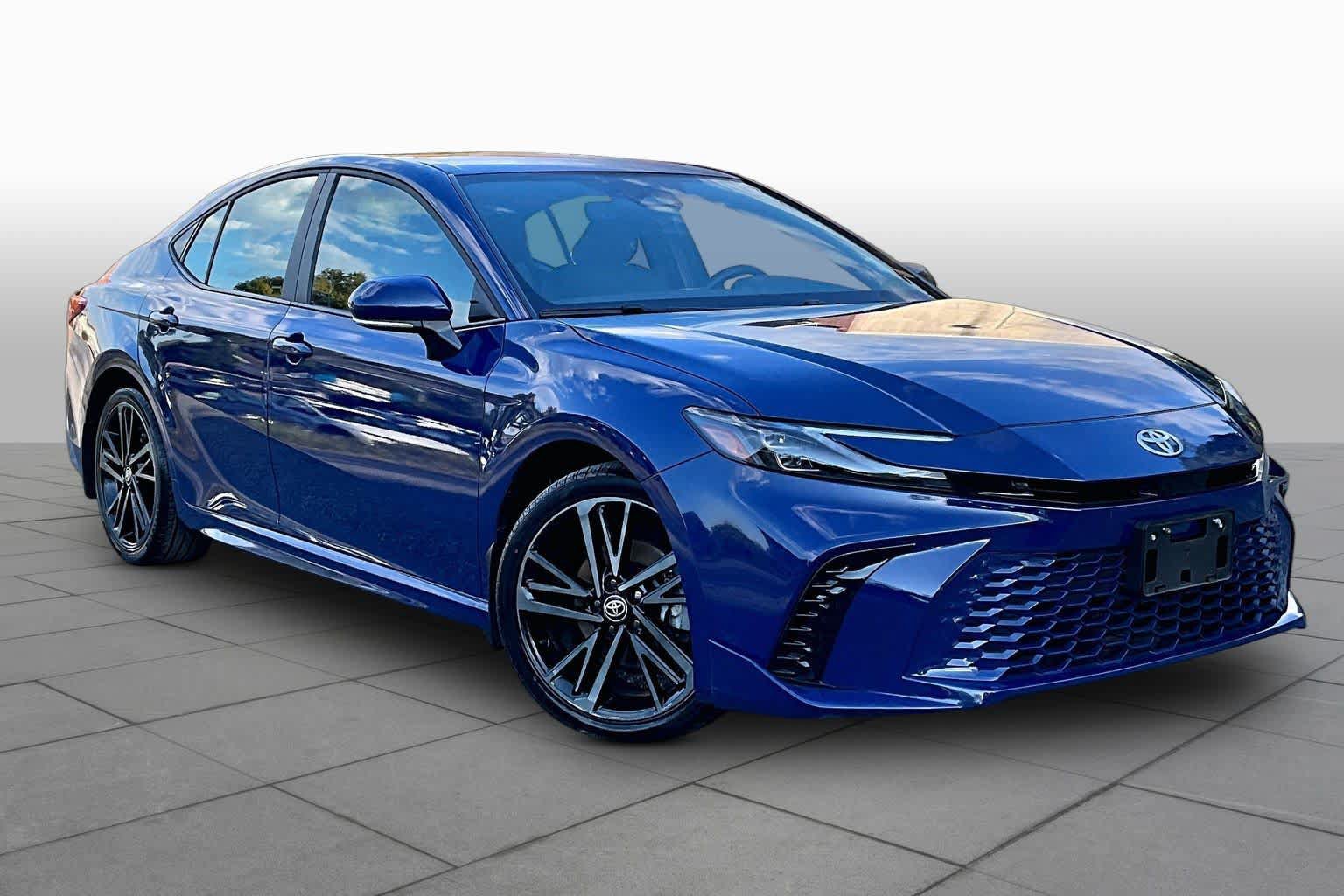 Used 2025 Toyota Camry XSE FWD image 3