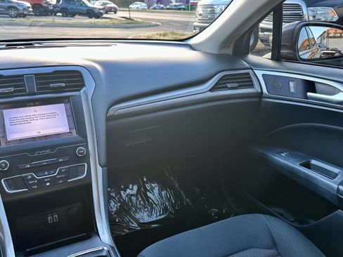 Used 2019 Ford Fusion SE image 21