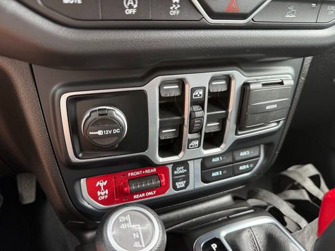 Used 2025 Jeep Wrangler Unlimited Rubicon AWD/4WD image 18