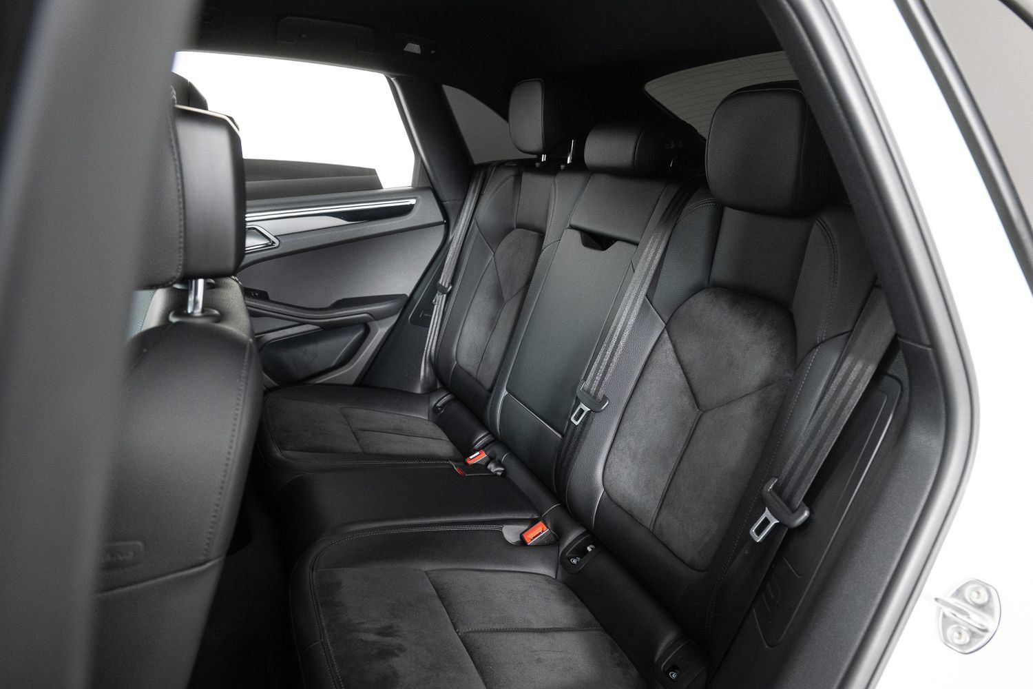 Used 2018 Porsche Macan AWD/4WD image 17