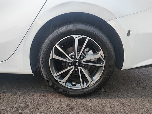 Used 2024 Kia Forte LXS w/ LXS Technology Package FWD image 9