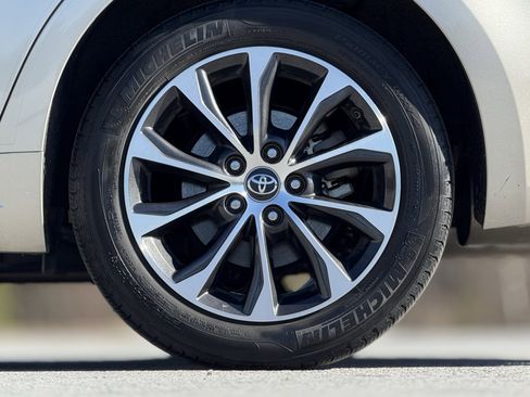 Used 2018 Toyota Avalon XLE image 18