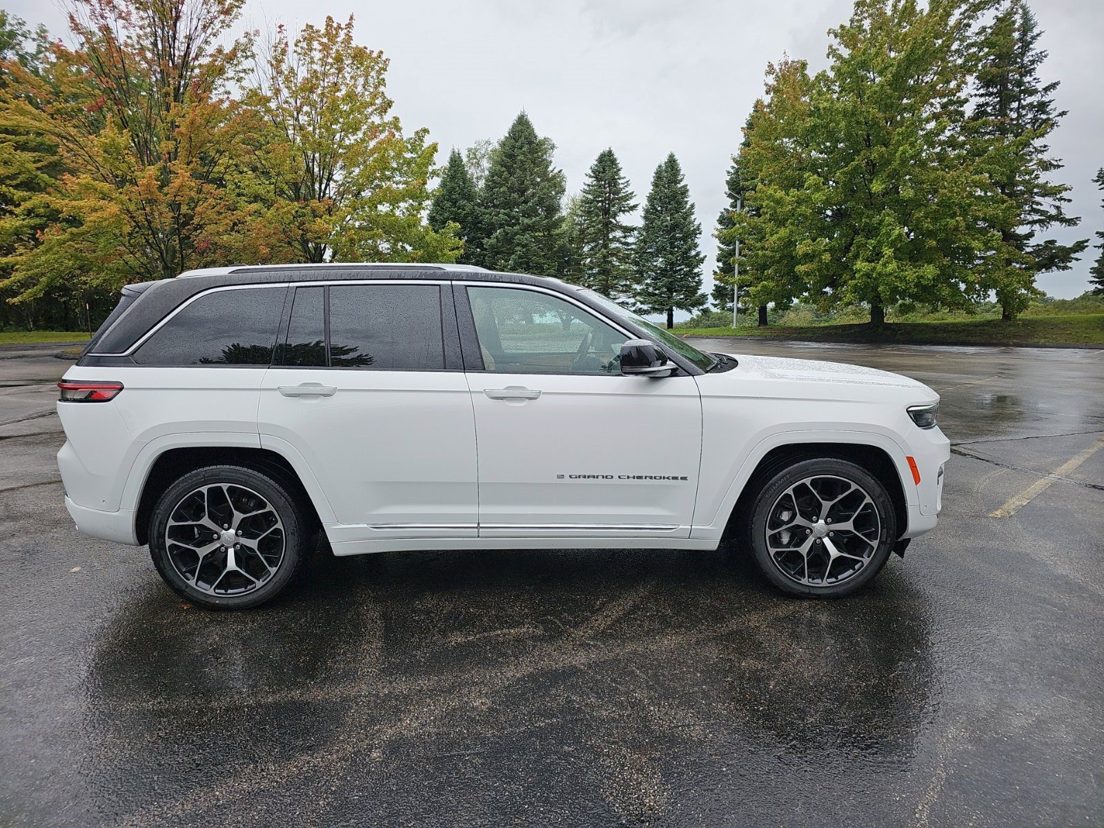 Used 2023 Jeep Grand Cherokee Summit AWD/4WD image 7
