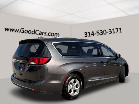 Used 2017 Chrysler Pacifica Touring-L Plus image 2