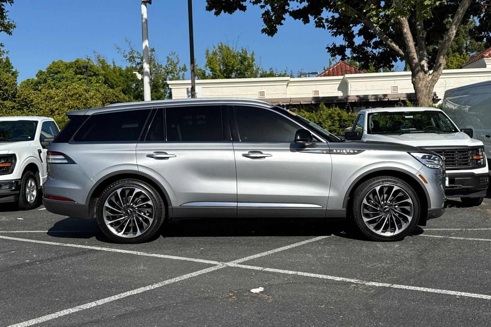 Used 2021 Lincoln Aviator Reserve w/ Equipment Group 202A AWD/4WD image 3