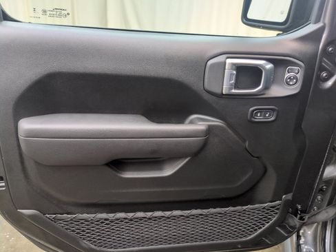 Used 2025 Jeep Gladiator Nighthawk image 16