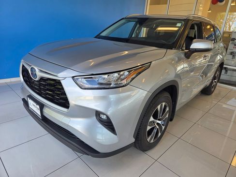 Used 2020 Toyota Highlander XLE AWD/4WD image 1
