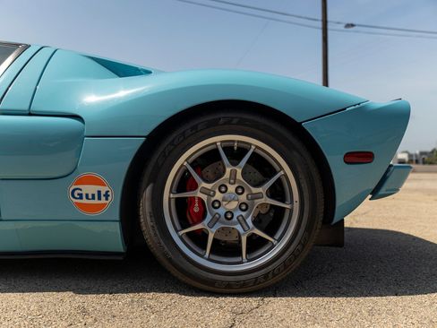 Used 2006 Ford GT RWD image 17