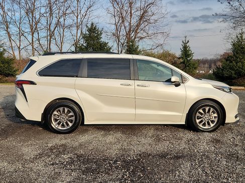 Used 2021 Toyota Sienna XLE image 7