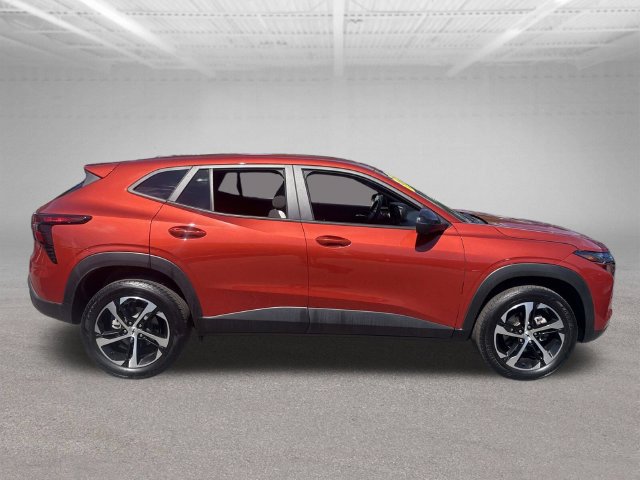 Used 2024 Chevrolet Trax RS w/ Sunroof Package FWD image 3