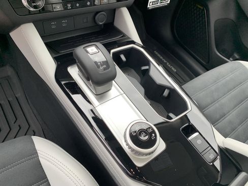 New 2025 Mitsubishi Outlander SE image 15