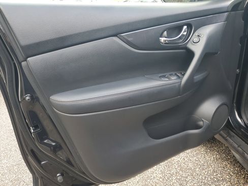 Used 2019 Nissan Rogue SV image 14