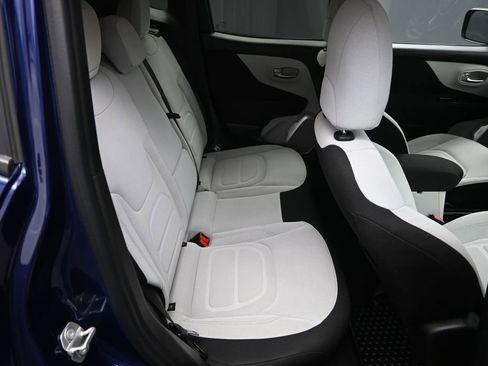 Used 2019 Jeep Renegade Latitude w/ Cold Weather Group FWD image 33