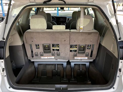 Used 2018 Toyota Sienna L image 32