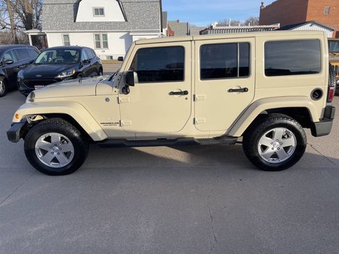 Used 2011 Jeep Wrangler Unlimited Sahara w/ Connectivity Group AWD/4WD image 14