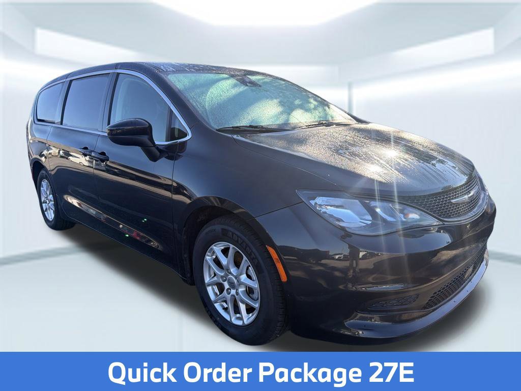 Used 2023 Chrysler Voyager LX FWD image 2