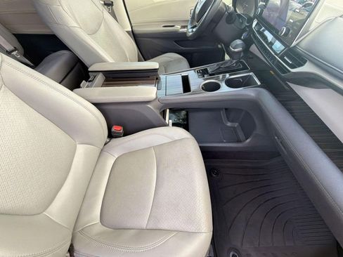 Certified 2021 Toyota Sienna Limited FWD image 31