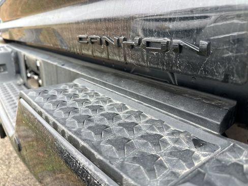 Used 2023 GMC Canyon Denali w/ Denali Black Edition image 9