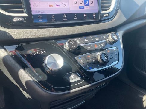 Used 2025 Chrysler Pacifica Select FWD image 17
