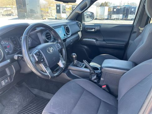 Used 2019 Toyota Tacoma TRD Sport AWD/4WD image 9