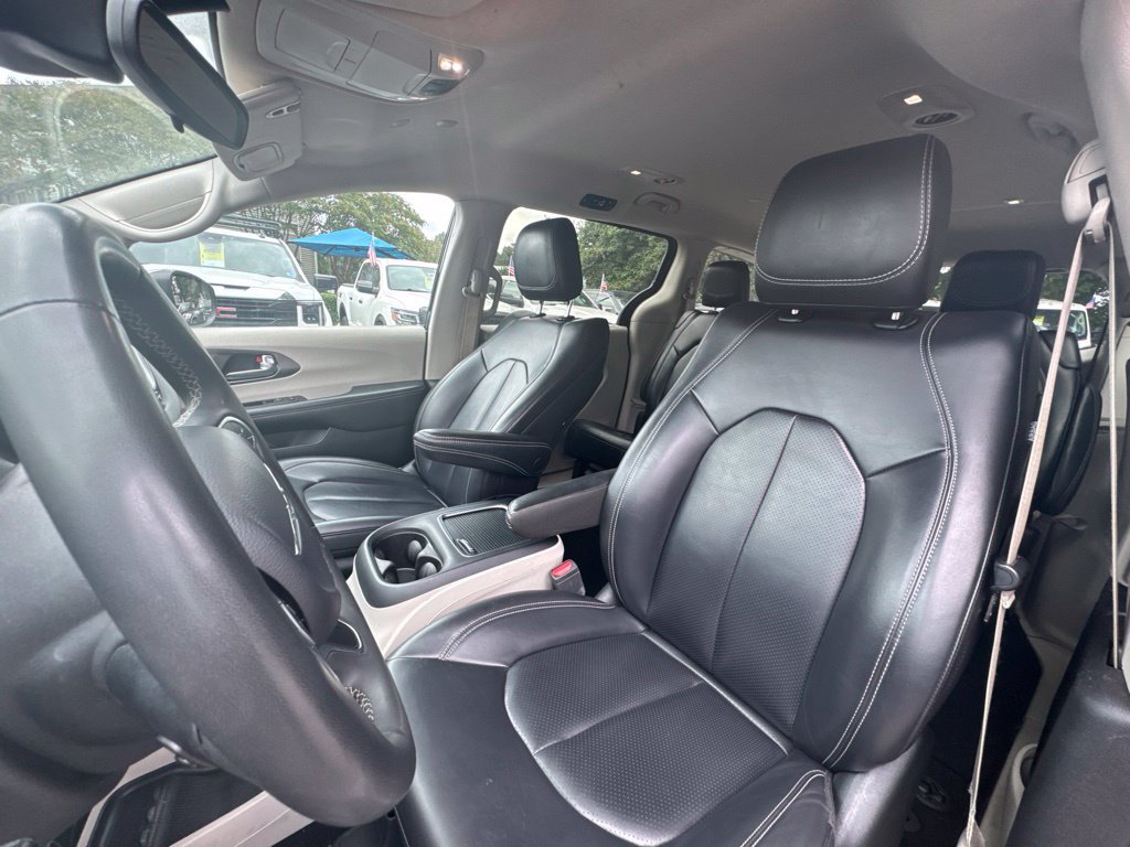 Used 2023 Chrysler Pacifica Touring-L FWD image 16