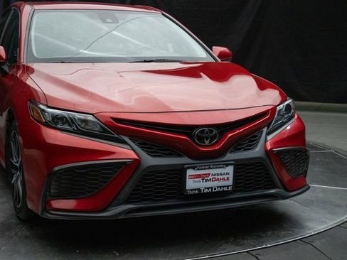 Used 2022 Toyota Camry SE image 3