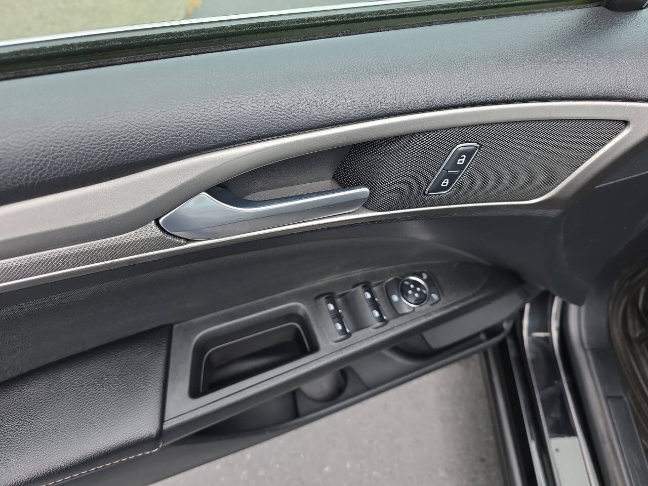 Used 2018 Ford Fusion SE FWD image 8