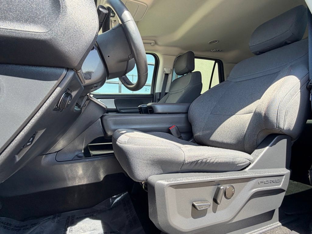 Used 2025 Ford Expedition Active AWD/4WD image 9