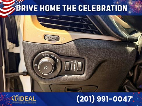 Used 2016 Jeep Cherokee Latitude w/ Cold Weather Group AWD/4WD image 30