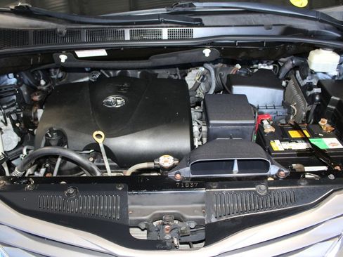 Used 2017 Toyota Sienna XLE Premium image 13