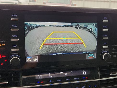 Used 2022 Toyota Sienna Limited image 14