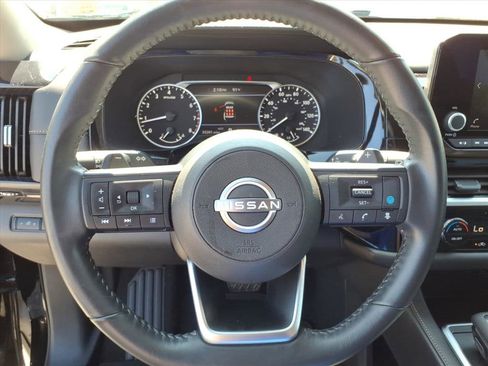 Used 2025 Nissan Pathfinder SV image 11