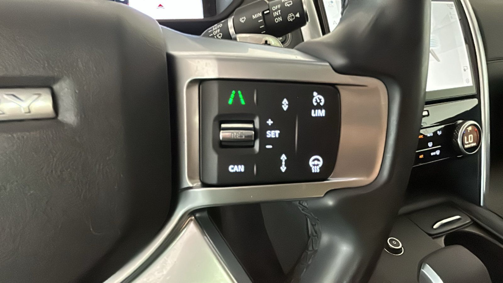 Used 2024 Land Rover Discovery S AWD/4WD image 18