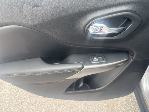 Used 2019 Jeep Cherokee Limited w/ Technology Group FWD image 10