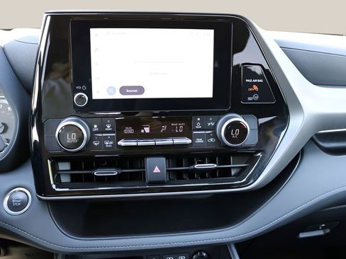Used 2025 Toyota Highlander LE FWD image 23